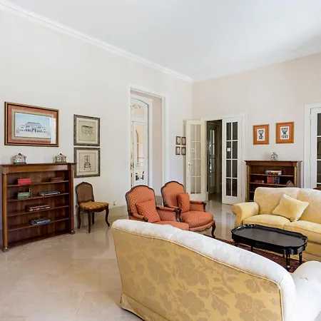 Royal Hideaway 2br Pool Retreat 아파트